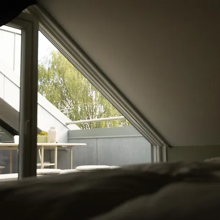 Floor - View & Balcony In Center