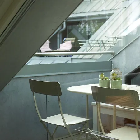 Floor - View & Balcony In Center Leilighet