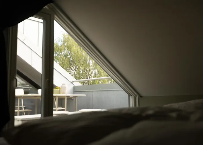 Floor - View & Balcony In Center
