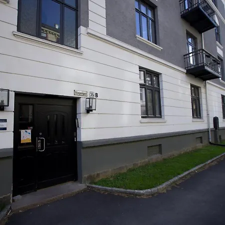 Floor - View & Balcony In Center